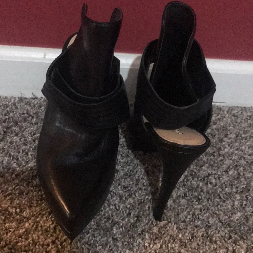 Gianni Bini bootie, never won 5in, 1 in platform.